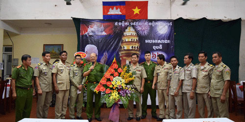 Đồng chí Đại tá, PGS.TS Trần Minh Chất, Phó Giám đốc Học viện CSND tặng hoa chúc mừng ngày Quốc khánh Vương quốc Campuchia